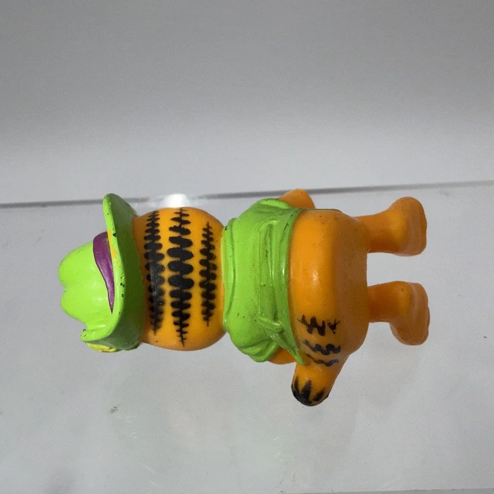 GARFIELD the Cat - SItting Figurine in Green Safari Hat and Vest-‎ 1981 - 2 1/4